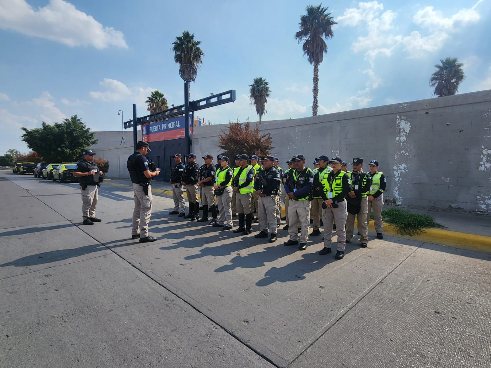 Fotografía de oficiales de policía a las afueras del estadio